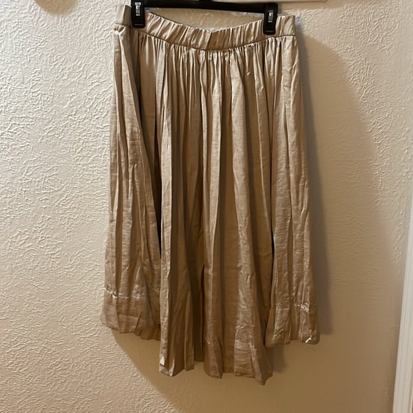 Silky soft polyester skirt - Picture 2 of 4